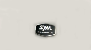 Эмблема левой внешней крышки SYM Maxsym 500