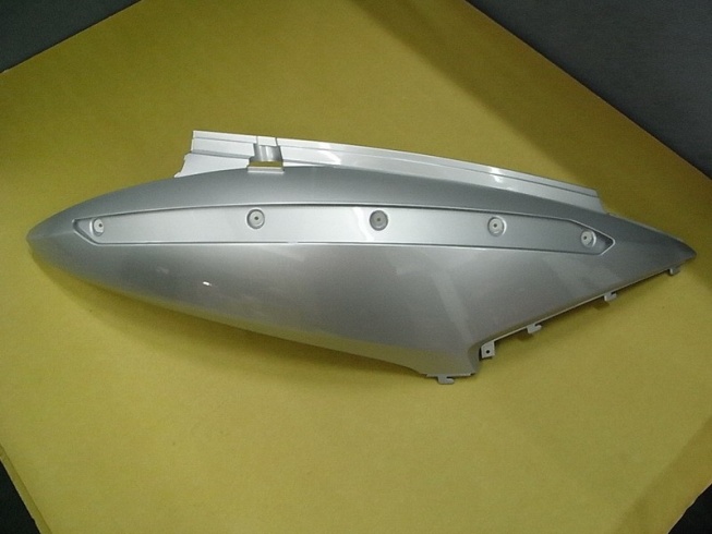 Облицовка задняя правая серебристый (S-421S-D) SYM GTS 300