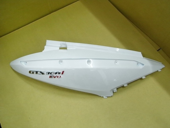 Облицовка задняя правая белый_WH-300P SYM GTS 300