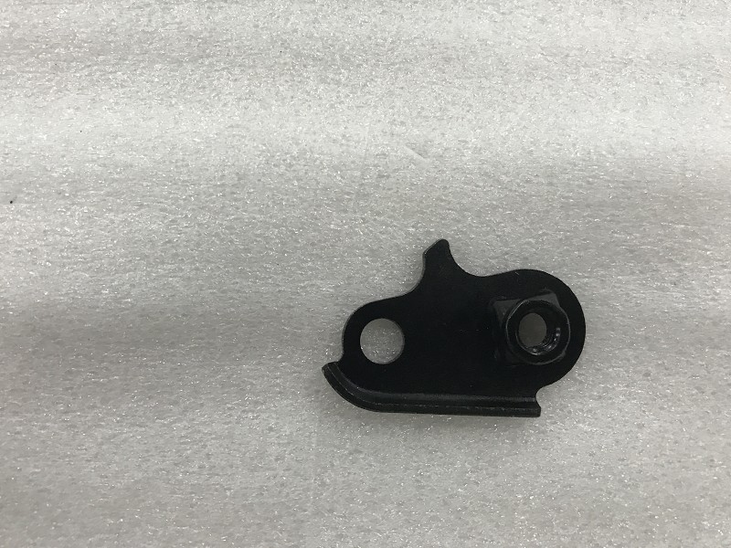 Крепление левой крышки SYM