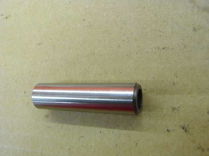 Ось коромысла выпускного клапана SYM