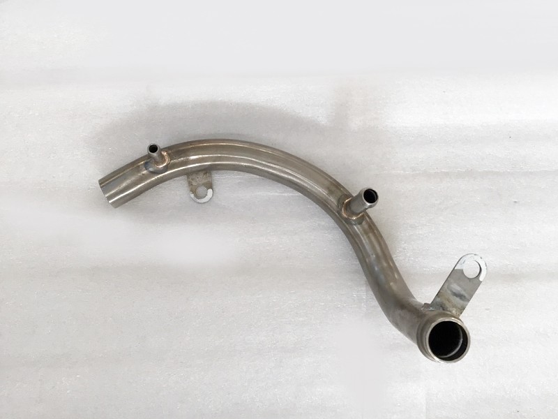 Патрубок системы охлаждения (металл). SYM