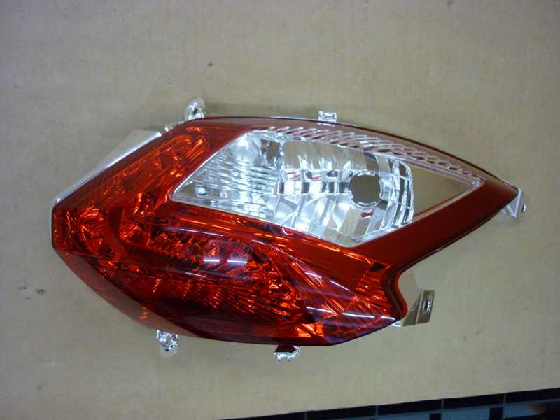 Стекло заднего фонаря правого SYM