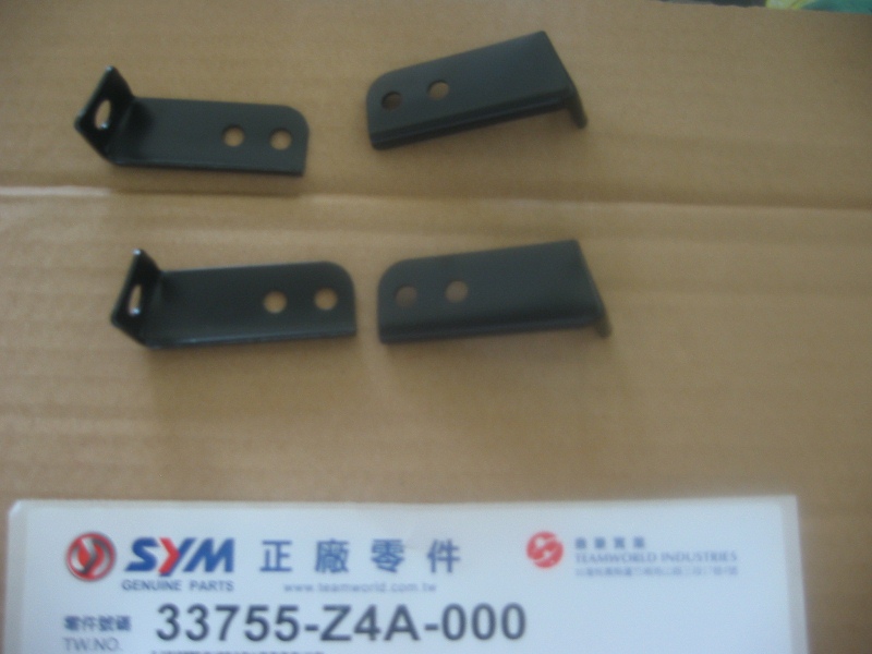 Кронштей рефлектора левого SYM