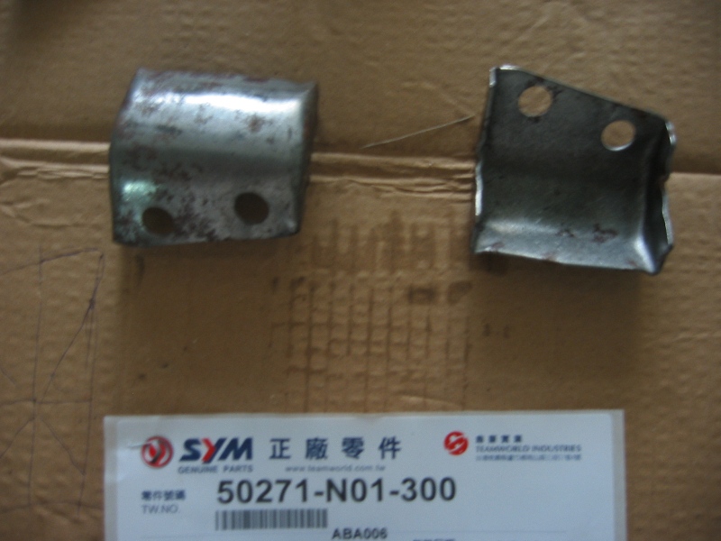 Пластина верхняя правой задней рукоятки SYM