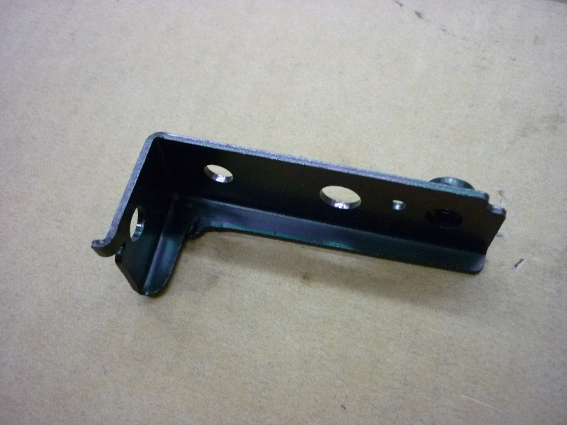 Кронштейн заливной горловины SYM