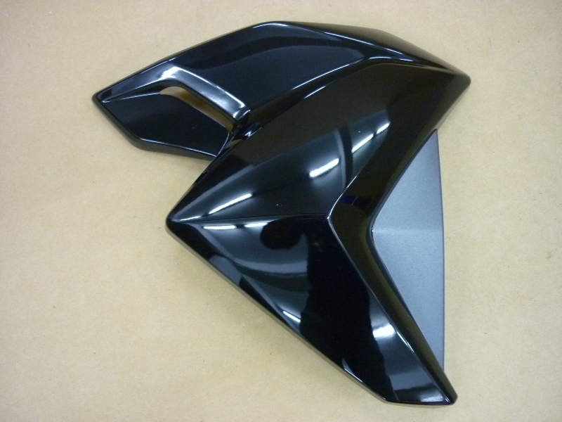 Облицовка правая чёрный (BK-001C/GY-7450U) SYM