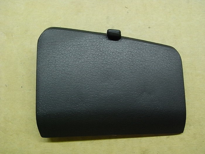 Крышка отсека для мелочи правая черный_BK-001U SYM JoyRide 200