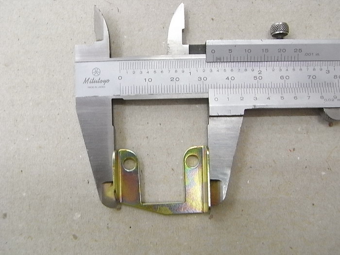 Крепление петли левой крышки SYM