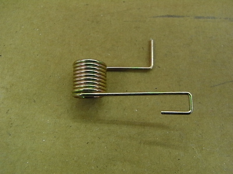 Пружина крышки топливного бака SYM