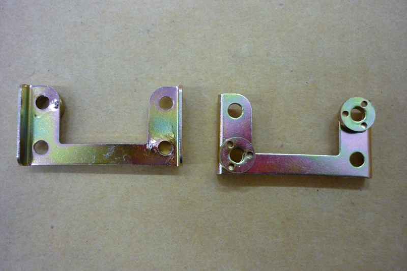 Крепление петли правой крышки SYM