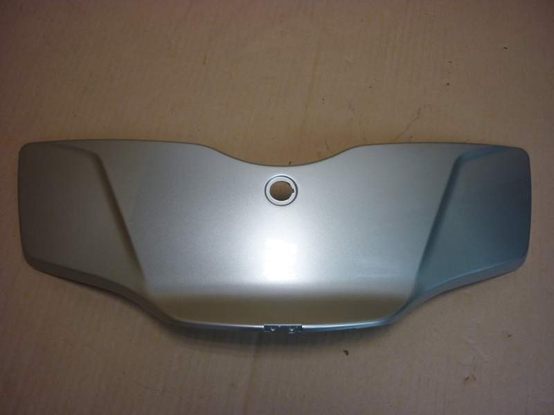 Облицовка крышки отсека для мелочей серебристый_S-7S SYM Maxsym 400 Maxsym 600