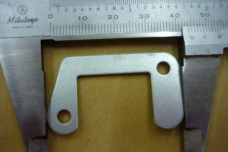 Кронштейн петли крышки бокса SYM