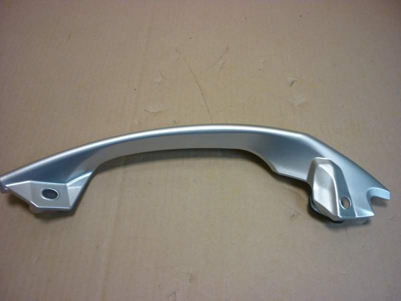 Поручень пассажира правый серебристый_S-7S SYM Maxsym 400 Maxsym 600