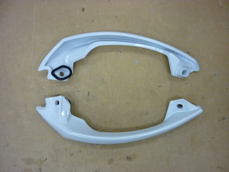 Поручень пассажира правый белый_WH-300P SYM Maxsym 400 Maxsym 600