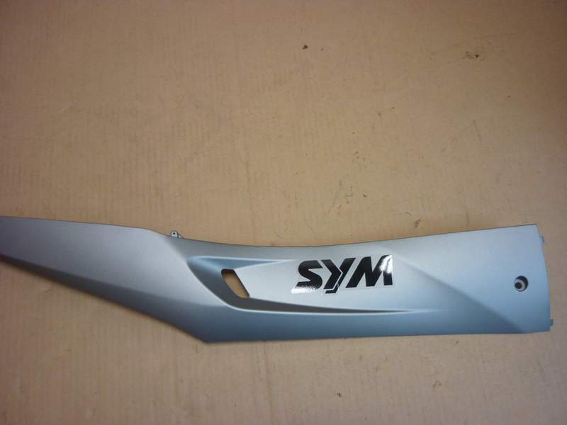 Облицовка боковая правая серый (GY-010U) SYM