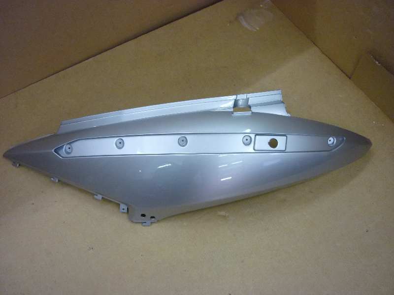 Облицовка задняя левая серебристый (S-7S) SYM