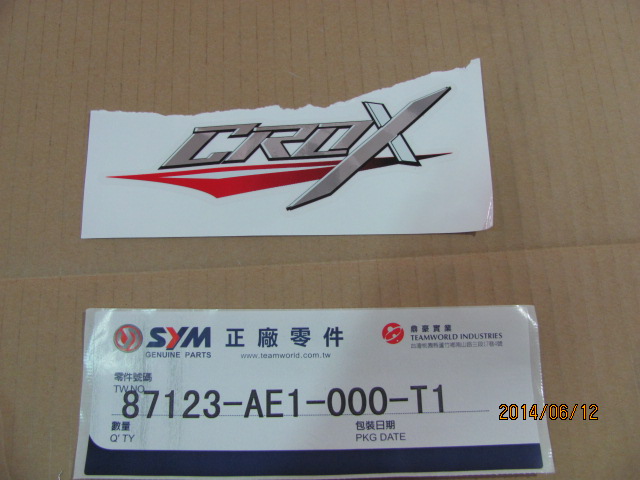 Наклейка на пластик передний красный SYM