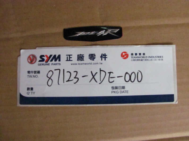 Шильдик накладки спидометра SYM