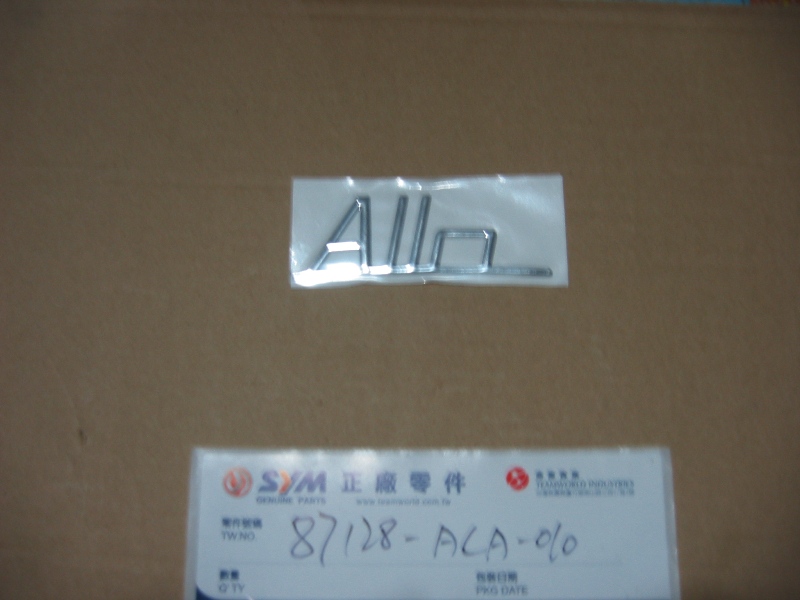 Эмблема пластика левого SYM