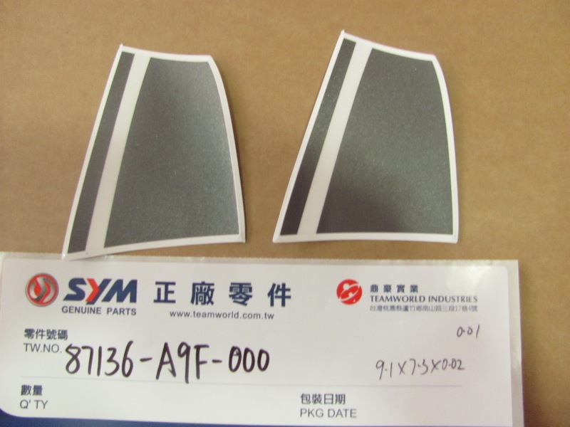 Наклейка на пластик левый передний SYM