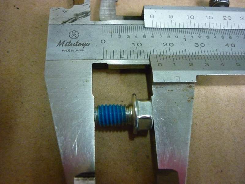 Винт с фланцем M6x12 SYM