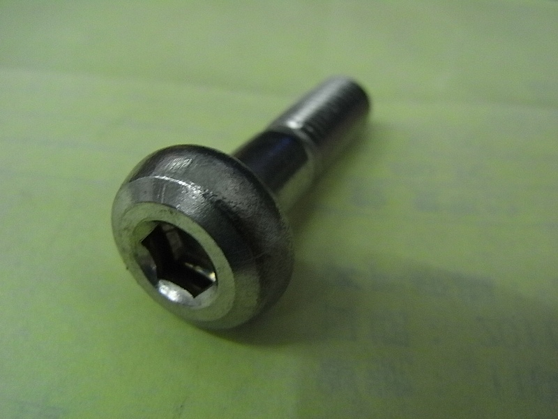 Болт спец 8мм SYM