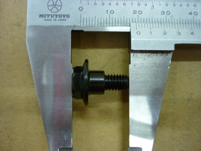 Винт с фланцем M6 SYM