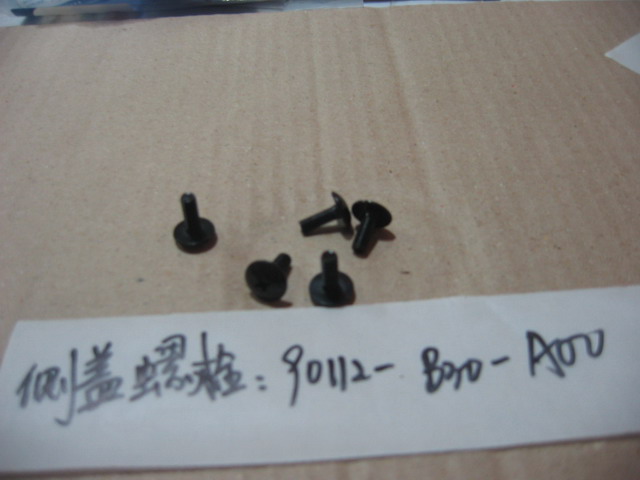 Болт бокового пластика SYM