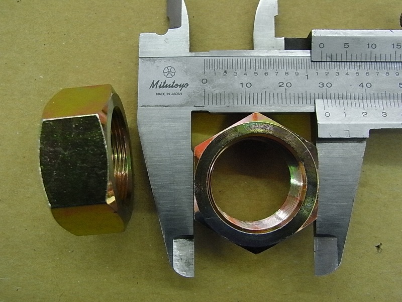 Гайка реулевой колонки SYM