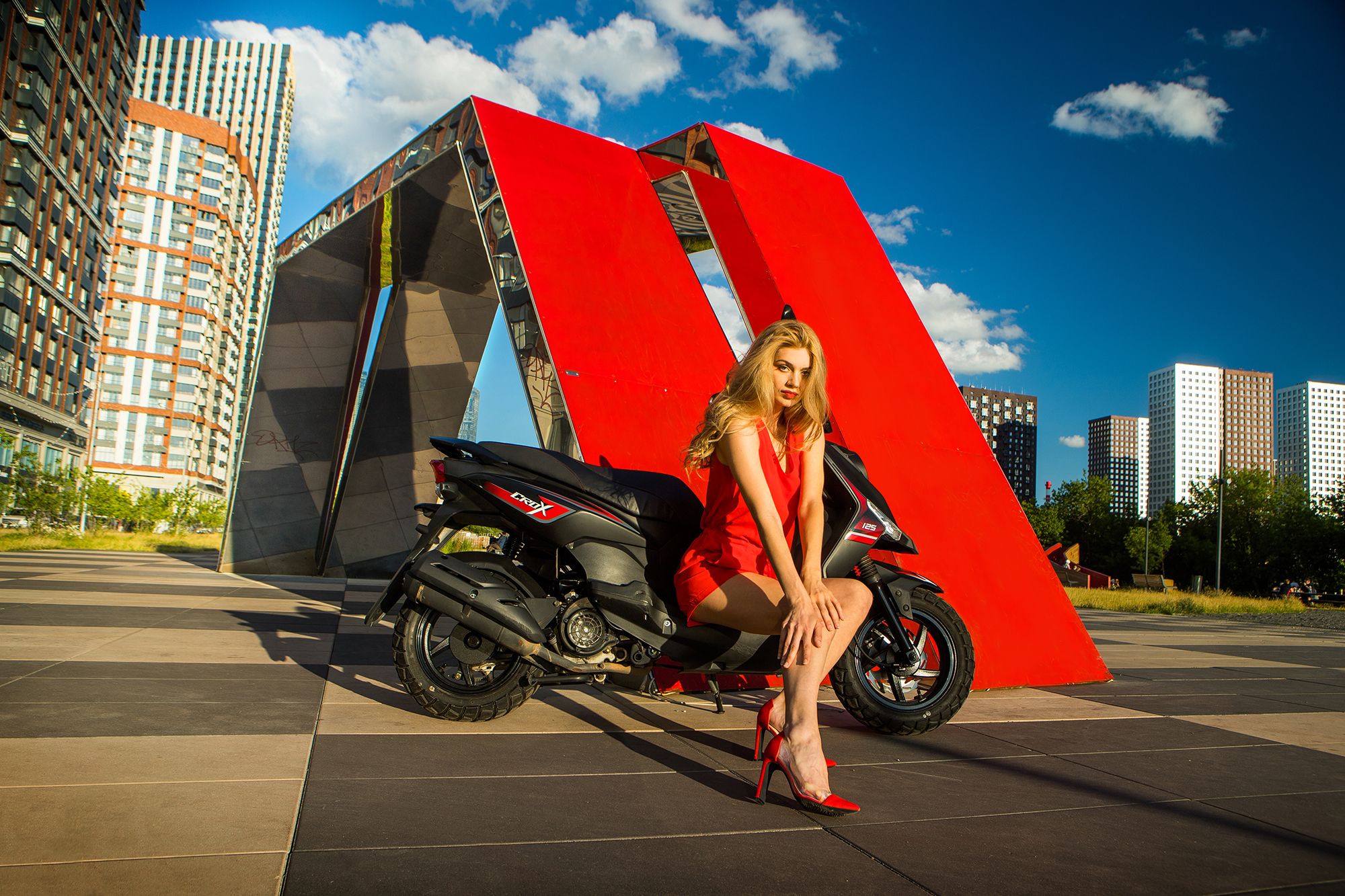 Скутер SYM CROX 125 Черный / Матовый Темно-Серый + мотошлем SYM серый