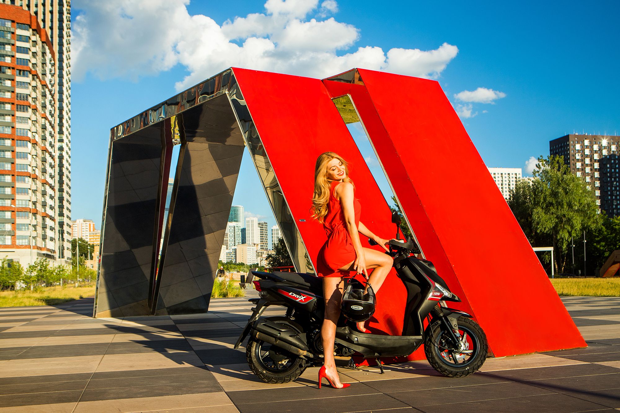 Скутер SYM CROX 125 Черный / Матовый Темно-Серый + мотошлем SYM серый