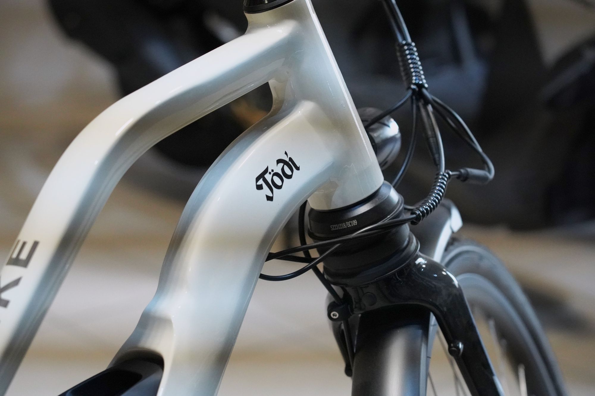 Велосипед электрогибрид Alpinebike Todi  CITY размер M цвет Топленое молоко