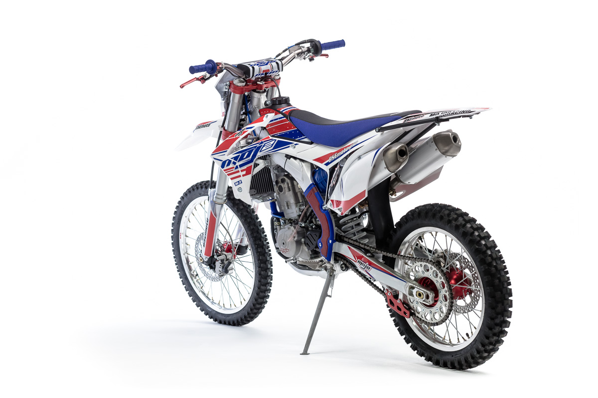 Кроссовый мотоцикл BSE M2 250e 21/18 3 Classic tricolor