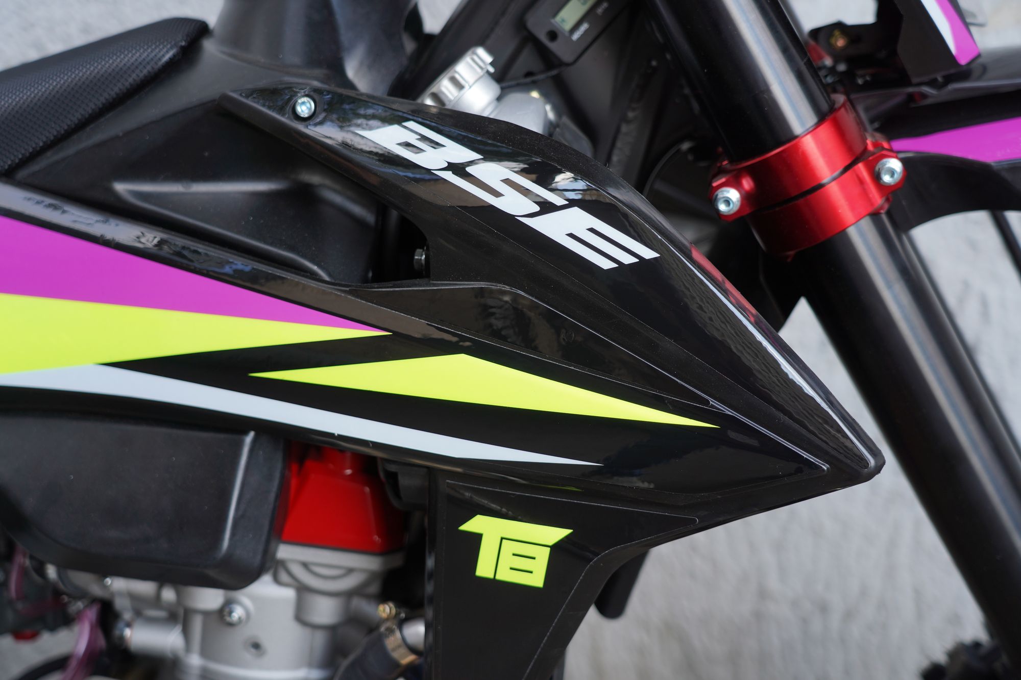 Наклейки BSE T8 Neon Storm (Sport) BSE T8