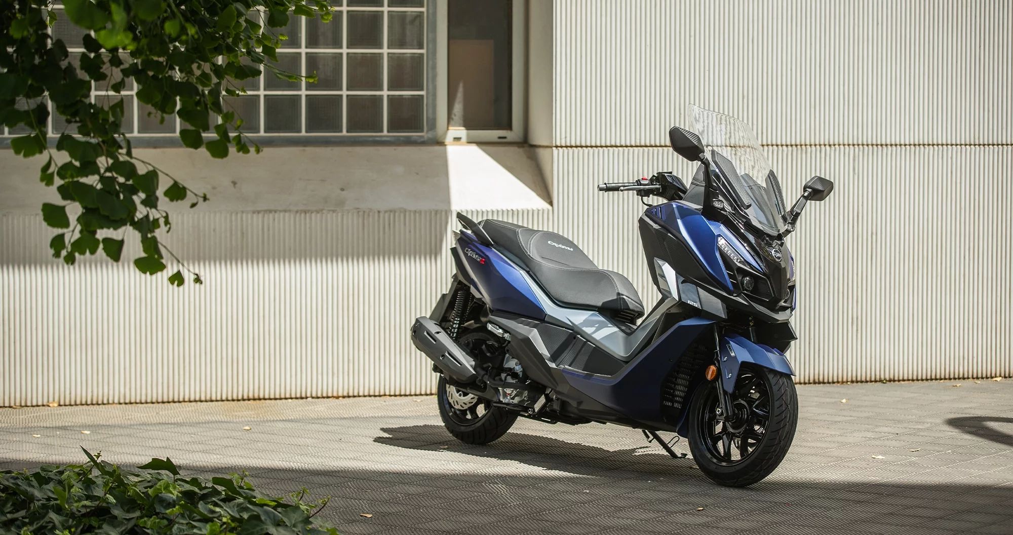 Максискутер SYM CRUiSYM a 300 белый