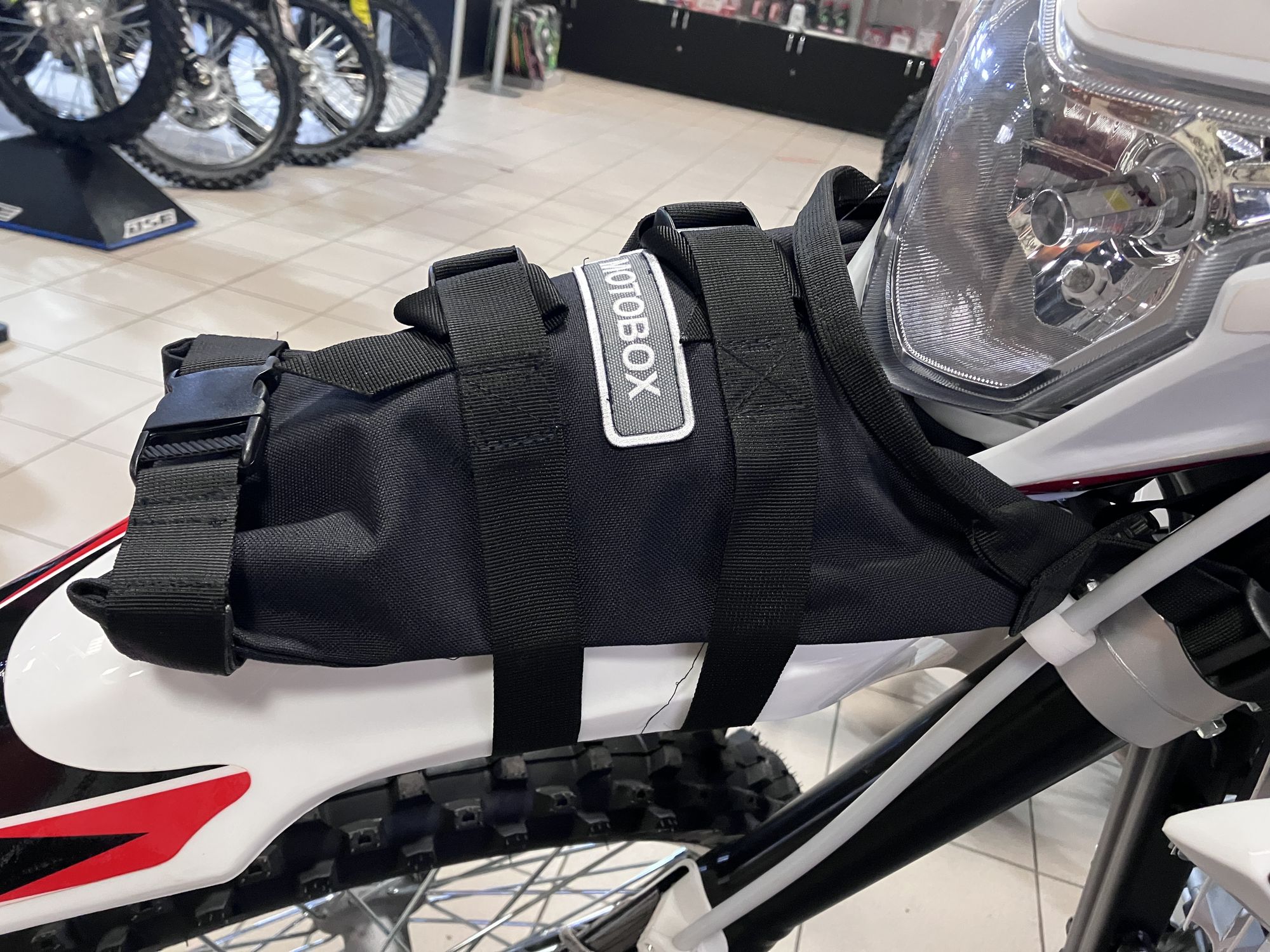 Мото сумка Motobox1 на переднее крыло 3 л.+ стропа