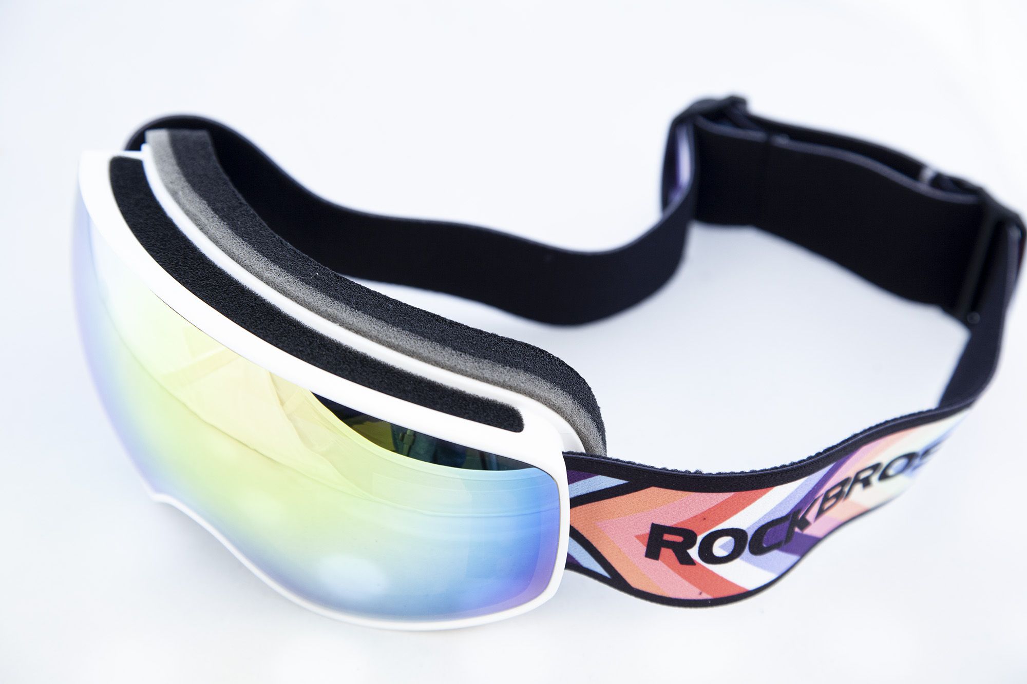 Маска горнолыжная ROCKBROS 14110005004. Цвет оправы - белый. Сферическая двухслойная противотуманная