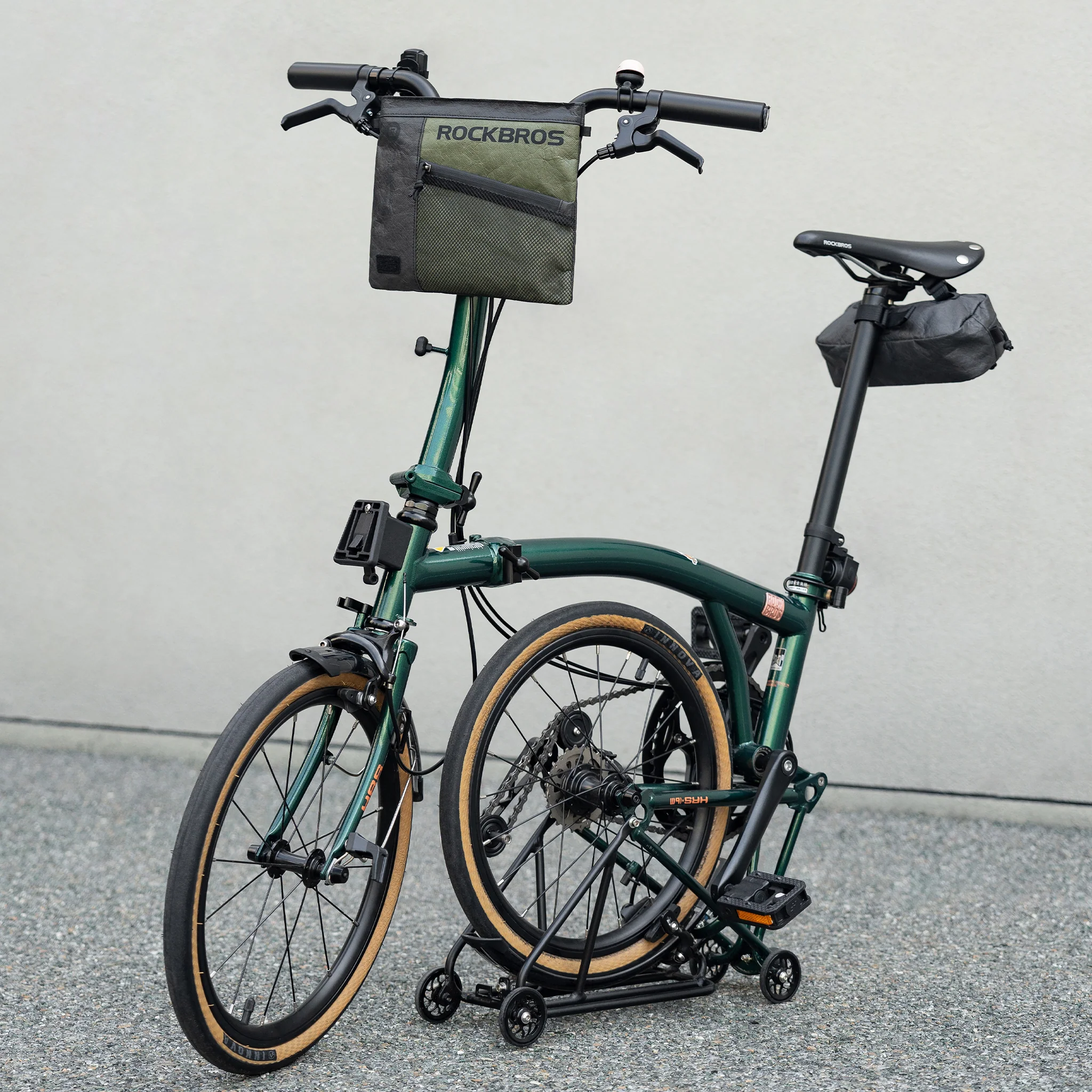 Сумка ROCKBROS DB002 через плечо, ПВП DuPont, объем 1,5 л; черный с зеленым