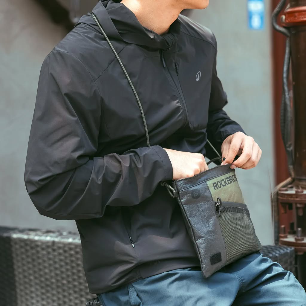 Сумка ROCKBROS DB002 через плечо, ПВП DuPont, объем 1,5 л; черный с зеленым