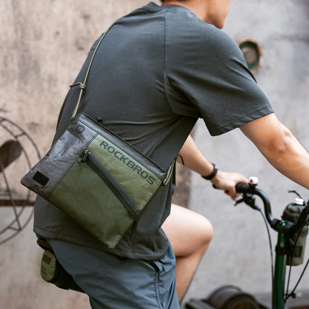 Сумка ROCKBROS DB002 через плечо, ПВП DuPont, объем 1,5 л; черный с зеленым