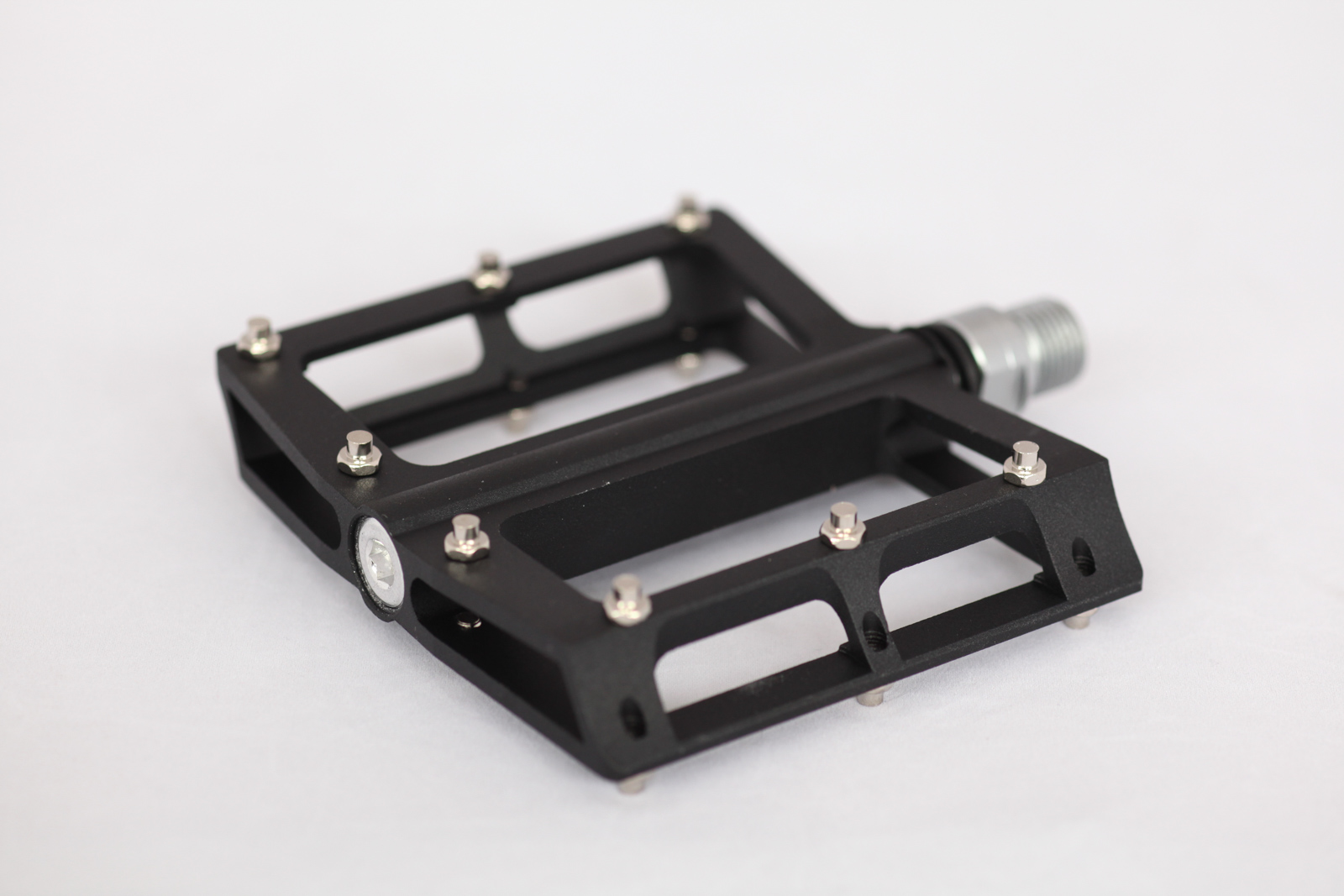 Педали Neco WP904 алюминий, широкая фрезерованная платформа, промподшипники, черные