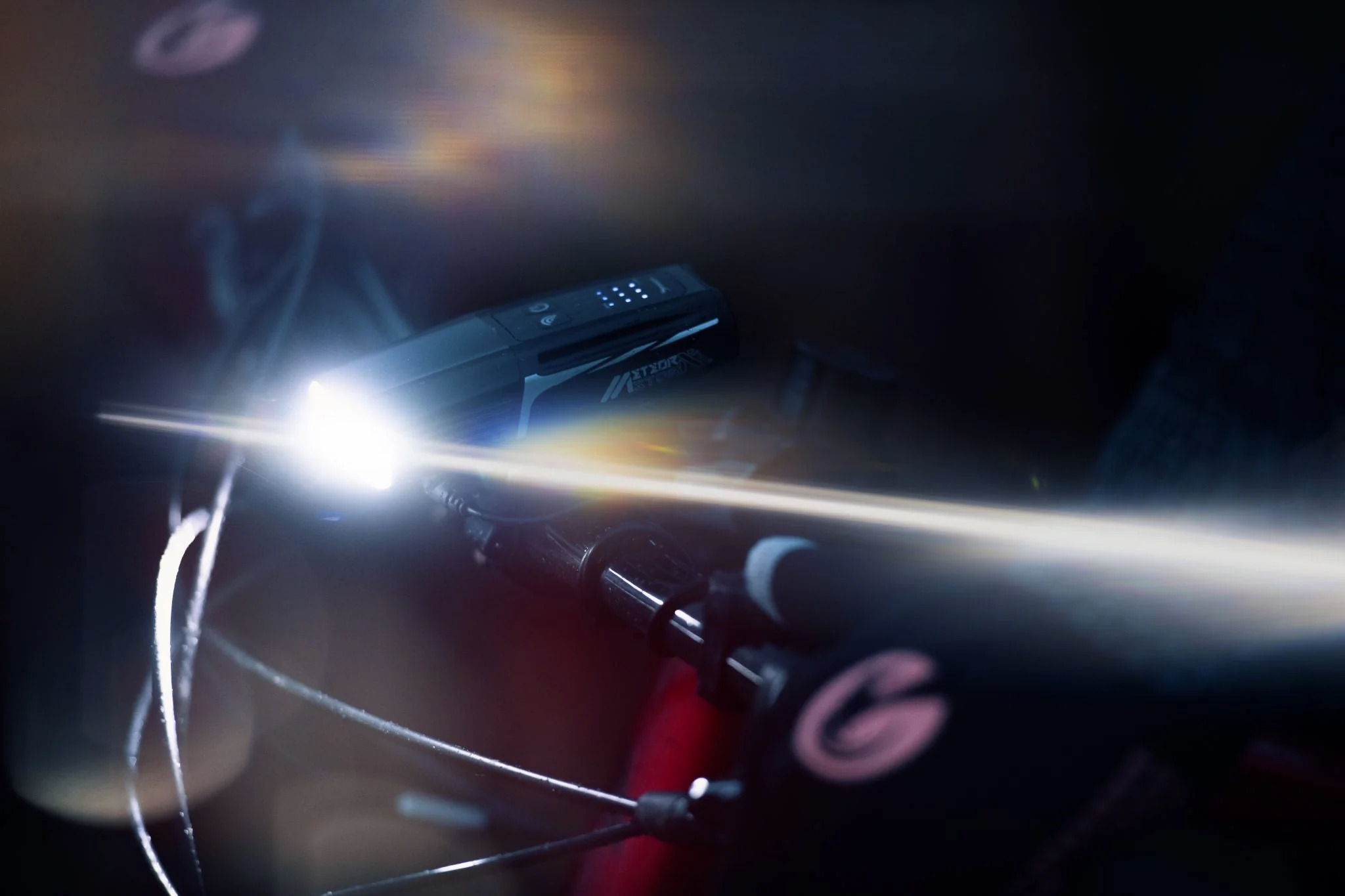 Фонарь передний Moon METEOR STORM PRO, 2000 Лм, 8 режимов, USB-C (версия 2025)