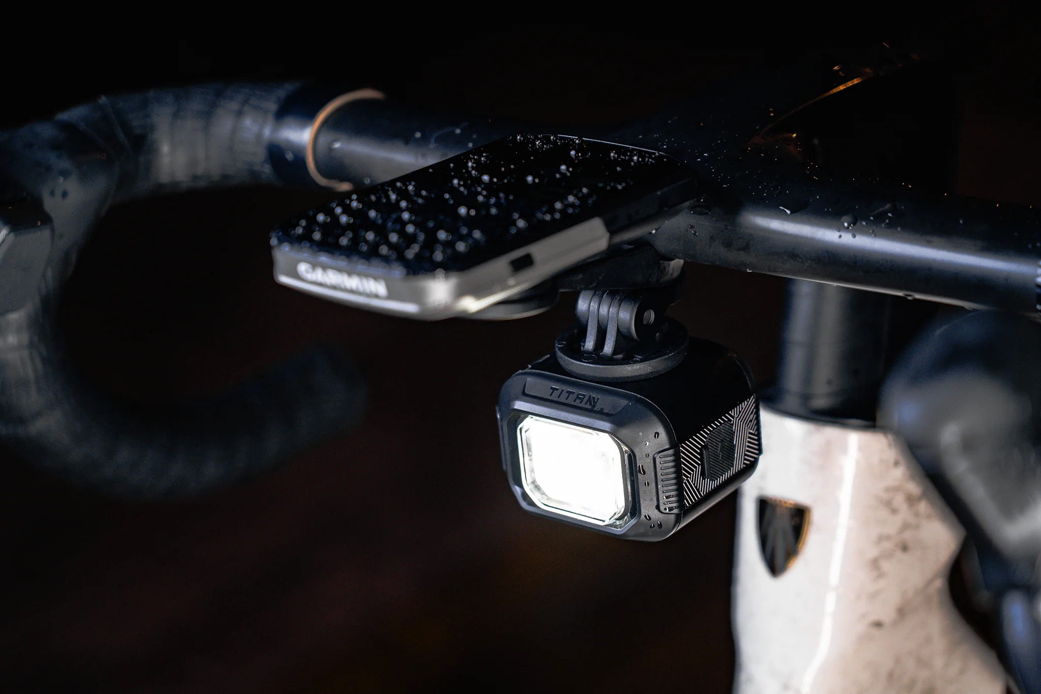 Фонарь передний Moon TITAN MAX (C5-Orchid Purple), 1700 Лм, 7 режимов, USB‑C