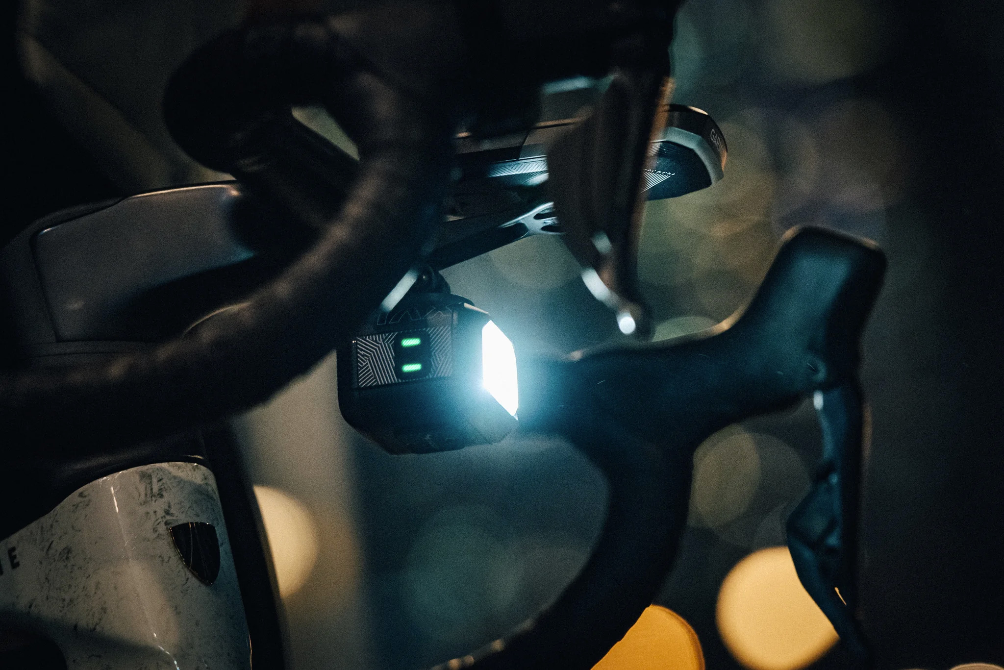 Фонарь передний Moon TITAN MAX (C5-Orchid Purple), 1700 Лм, 7 режимов, USB‑C