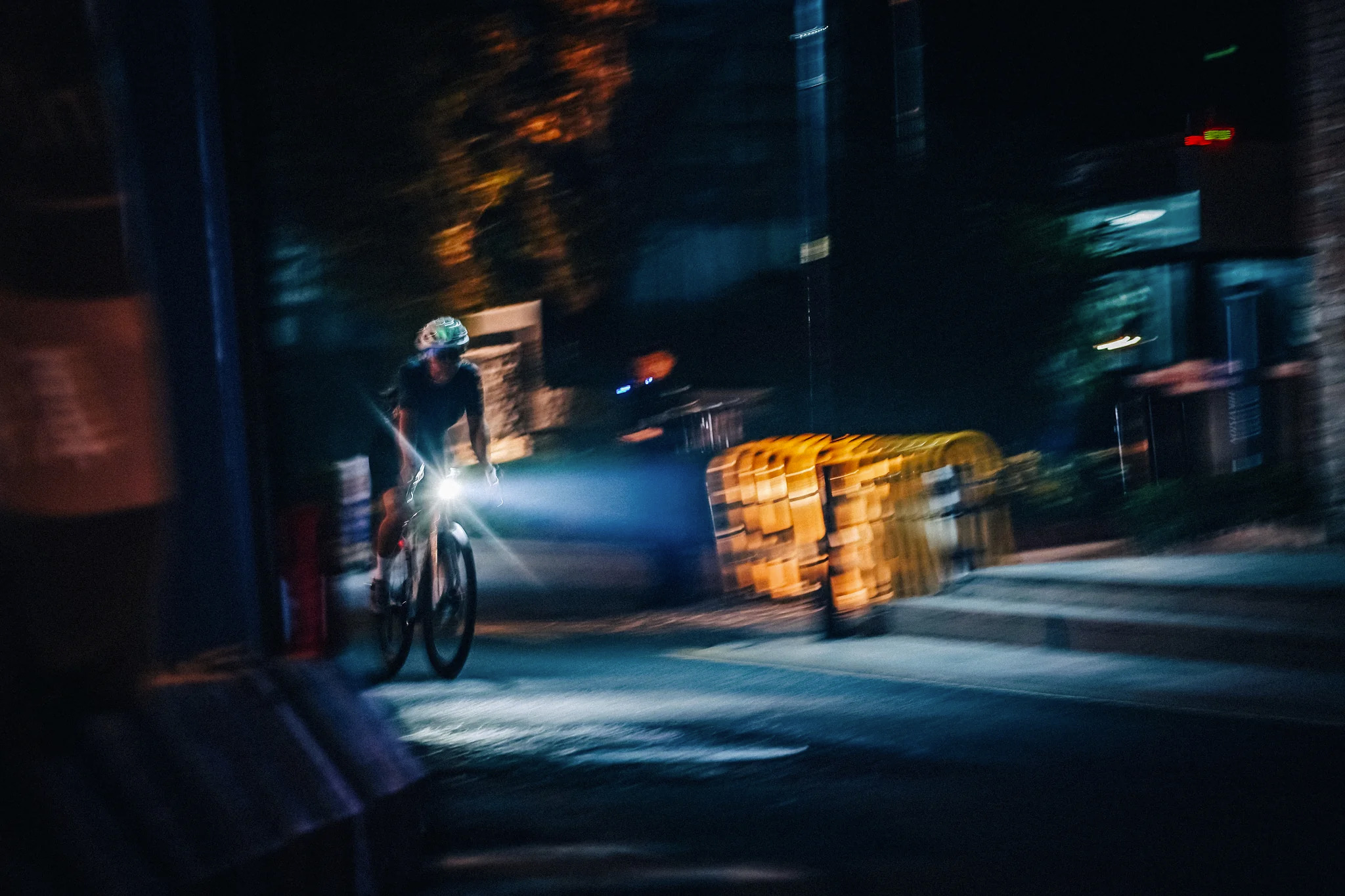 Фонарь передний Moon TITAN MAX (C5-Orchid Purple), 1700 Лм, 7 режимов, USB‑C