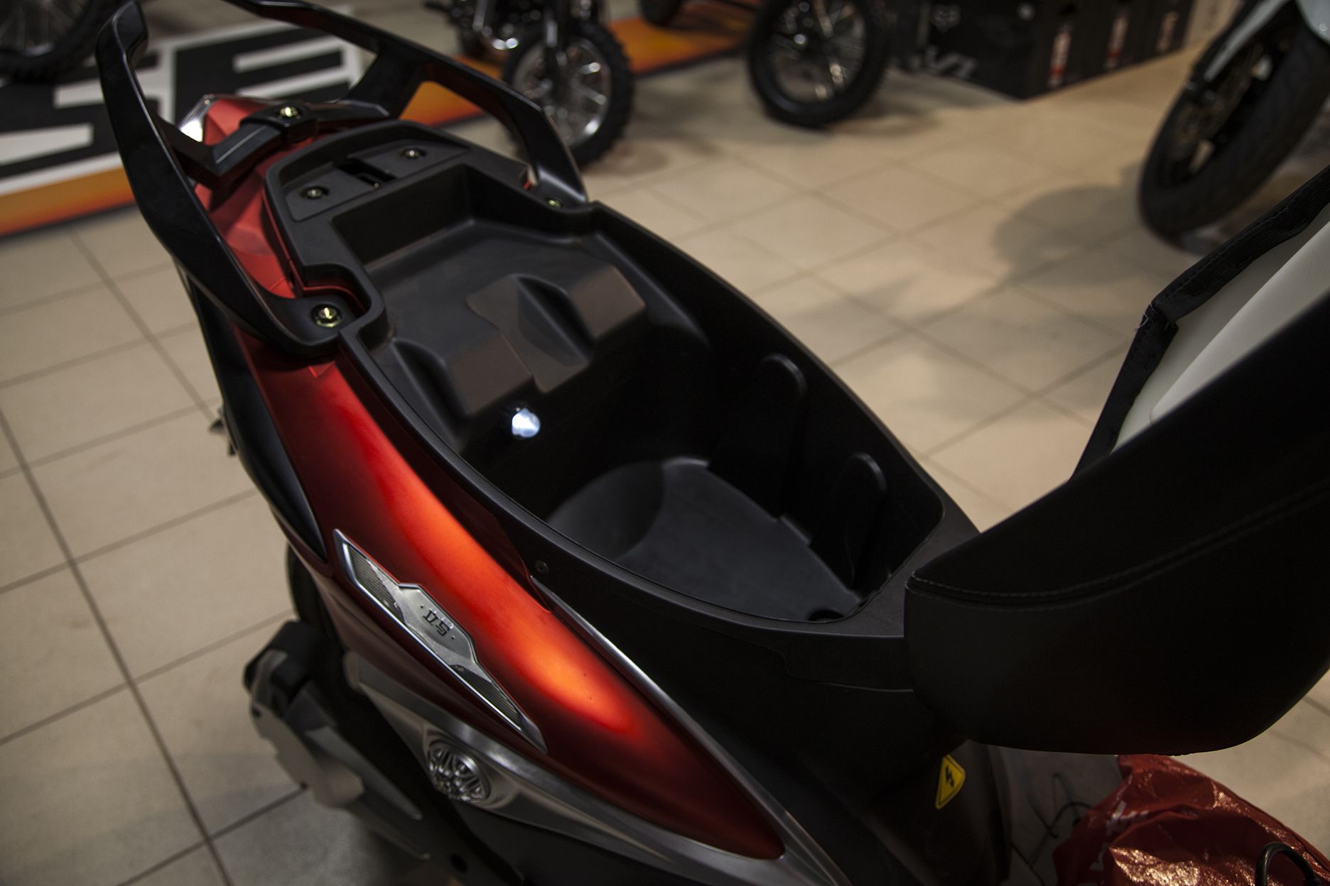 Электроскутер Lima Lighting серебряный