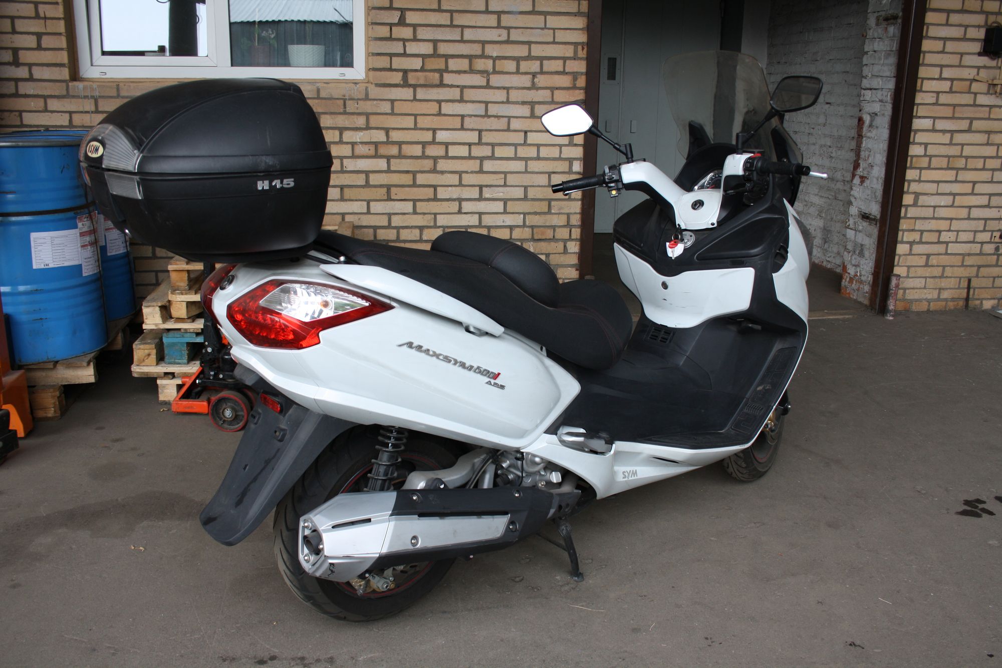 Максискутер MAXSYM 600i белый с кофром 45 л., с пробегом