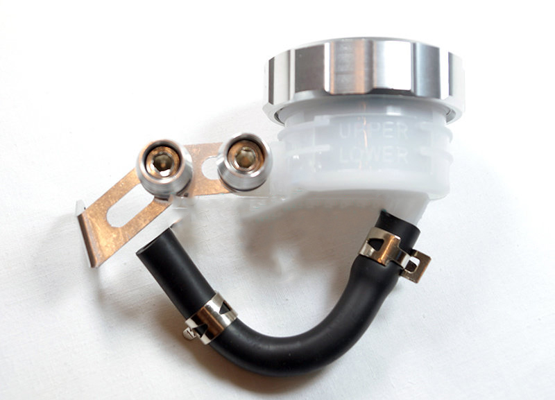 Бачок тормозной универсальный, крышка серебристая, с кронштейном и шлангом BSE